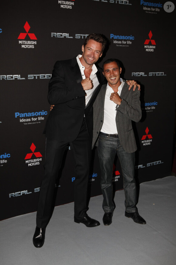 Hugh Jackman, posant avec Brahim Asloum, lors de l'avant-première de son film Real Steel au Grand Rex à Paris le 6 septembre 2011