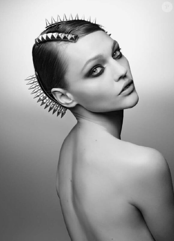 Sasha Pivovarova pose devant l'objectif de Karl Lagerfeld pour présenter la collection automne-hiver 2011 des chapeaux et accessoires de la Maison Michel, imaginée par Laetitia Crahay, directrice artistique de la Maison Michel et responsable accessoires/bijoux chez Chanel. 