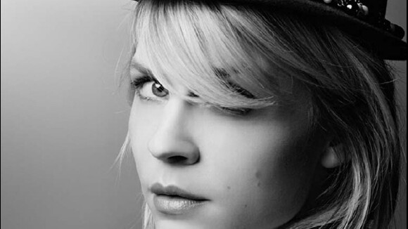 Clémence Poésy : Une beauté chapeautée, devant un Karl Lagerfeld inspiré