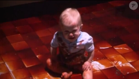 Dexter découvre le terrrible drame qui a eu lieu dans sa maison. Seul le bébé s'en est sorti.