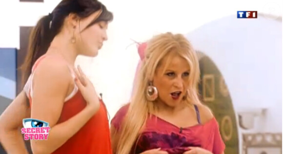 Sabrina et Morgane : sensuelles pendant le sexy ménage dans Secret Story 5