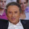 Michel Drucker fidèle à son fauteuil rouge, animateur de Vivement Dimanche tous les dimanches sur France 2