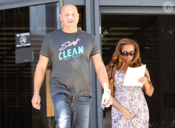 Mel B et son mari Stephen Belafonte à Los Angeles le 12 septembre 2011 - font le passeport de leur fille Madison