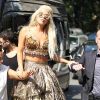 Avec ses talons vertigineux, la star a besoin d'être escortée et soutenues par ses bogyguards pour se déplacer. Lady Gaga est shootée par Annie Leibovitz dans les rues de New York pour le magazine Vanity Fair, le 12 septembre 2011.