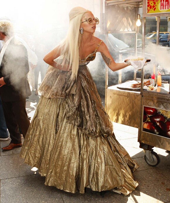 Lady Gaga immortalisée par Annie Leibovitz dans les rues de New York pour le magazine Vanity Fair, le 12 septembre 2011.