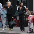 Pendant que son mari Hugh Jackman fait la tournée des villes européennes, Deborra-Lee Furness s'occupe des enfants à New York le 16 septembre 2011 