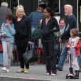 Pendant que son mari Hugh Jackman fait la tournée des villes européennes, Deborra-Lee Furness s'occupe des enfants à New York le 16 septembre 2011 