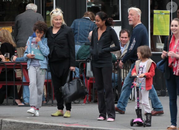 Pendant que son mari Hugh Jackman fait la tournée des villes européennes, Deborra-Lee Furness s'occupe des enfants à New York le 16 septembre 2011