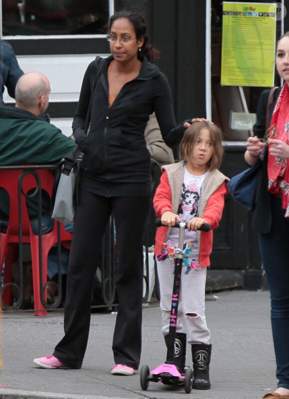Pendant que son mari Hugh Jackman fait la tournée des villes européennes, Deborra-Lee Furness s'occupe des enfants à New York le 16 septembre 2011