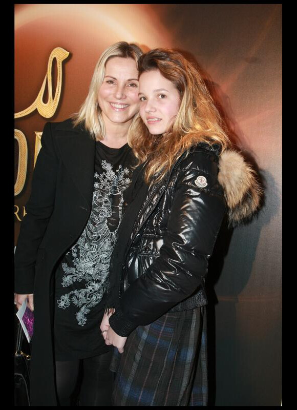 Sophie Favier et sa fille Carla-Marie, à Paris, en 2009.