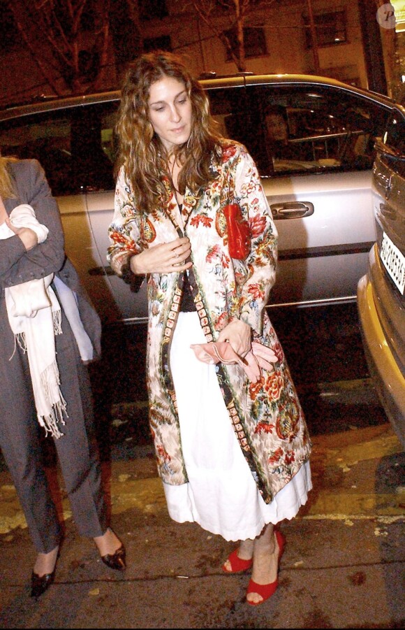 A trop vouloir jouer les fashionistas aux quatre coins du monde, Sarah Jessica Parker détonne. Surtout avec ce manteau fleuri... Paris, 13 janvier 2004