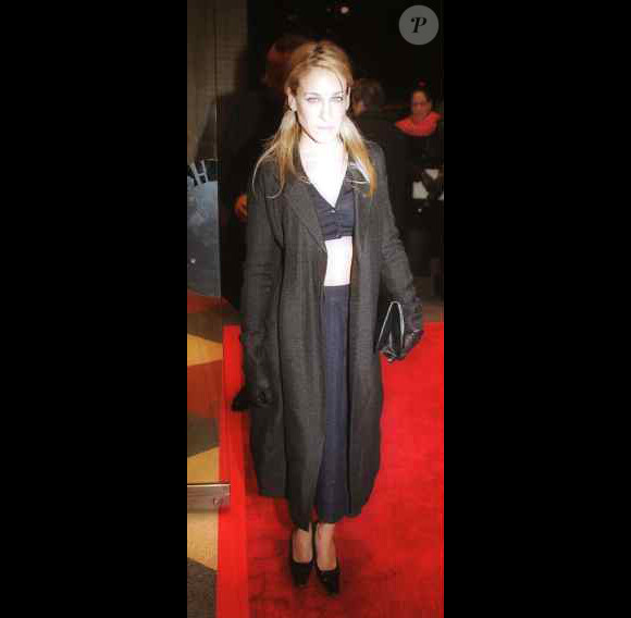 Sarah Jessica Parker est loin de faire sensation avec son ensemble jupe et mini-top bleu roi qu'elle assortit avec un long et large trench noir. New York, 15 février 2001