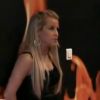 Sabrina tente d'expliquer à Marie pourquoi il est important qu'elle s'intègre mieux au groupe.