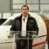 John Travolta assure la promotion d'un nouveau jet privé de la marque Bombardier, à l'aéroport de Burbank à Los Angeles, le 20 septembre 2011.