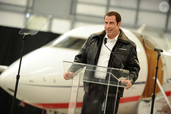 John Travolta assure la promotion d'un nouveau jet privé de la marque Bombardier, à l'aéroport de Burbank à Los Angeles, le 20 septembre 2011.