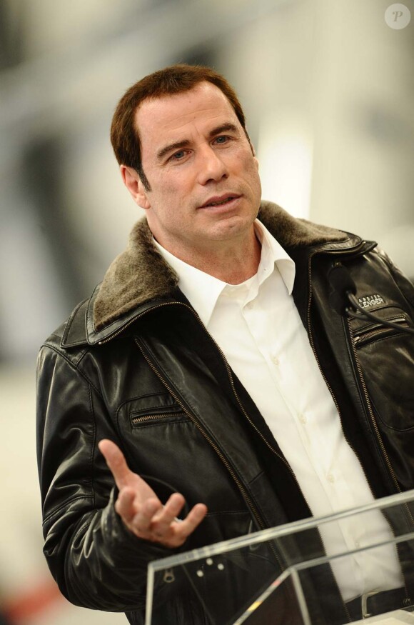 John Travolta assure la promotion d'un nouveau jet privé de la marque Bombardier, à l'aéroport de Burbank à Los Angeles, le 20 septembre 2011.
