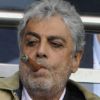 Enrico Macias fume un cigare lors du match PSG - Nice au Parc des Princes le 21 septembre 2011