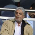 Enrico Macias fume un cigare lors du match PSG - Nice au Parc des Princes le 21 septembre 2011