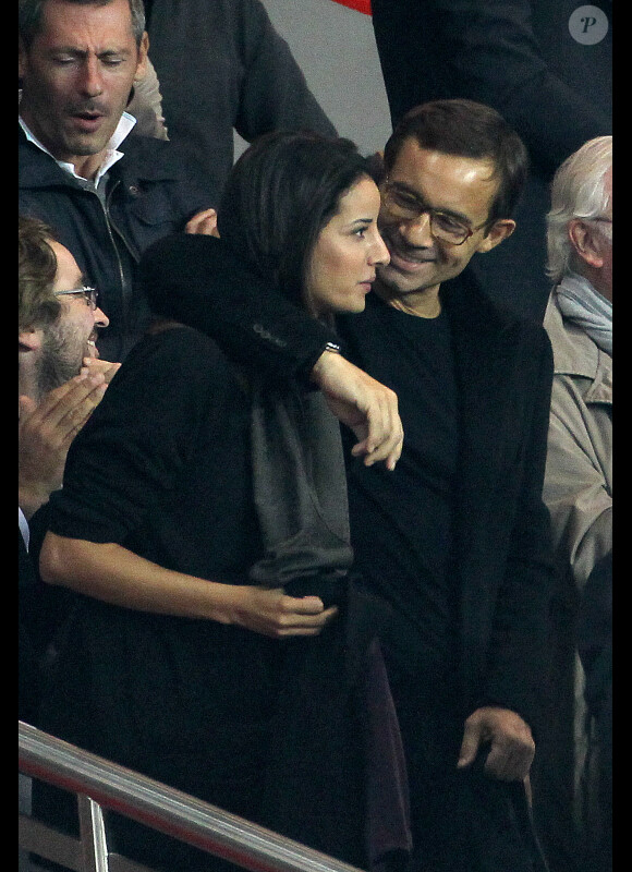 Jean-Luc Delarue dévore des yeux sa compagne Anissa lors du match PSG - Nice au Parc des Princes le 21 septembre 2011