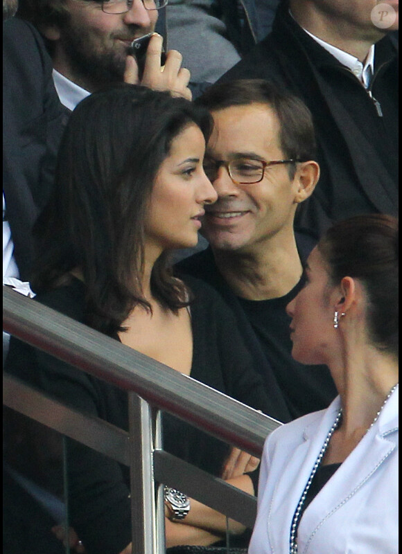 Jean-Luc Delarue et sa compagne Anissa très complices lors du match PSG - Nice au Parc des Princes le 21 septembre 2011