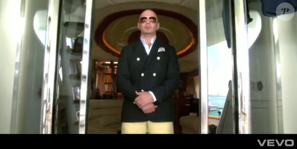 Pitbull dans le clip de Pass at Me