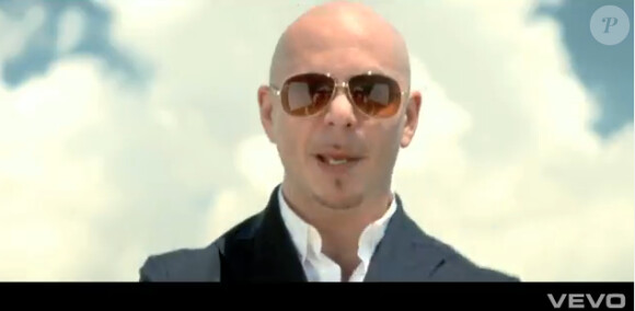 Pitbull dans le clip de Pass at Me