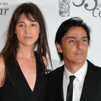 Yvan Attal s'essaie au porno avec François Cluzet et sa Charlotte Gainsbourg