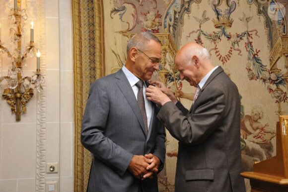 Andreï Kontchalovski a été fait chevalier de la Légion d'honneur à Paris le 22 septembre 2011, par Gilles Jacob