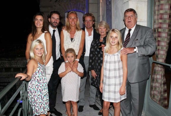 Inauguration de la Villa Navarre, à Pau, le 23 septembre 2011 : Frédéric Beigbeder en compagnie de sa chérie, sa fille, son frère et sa belle-soeur, leurs enfants et de ses parents.