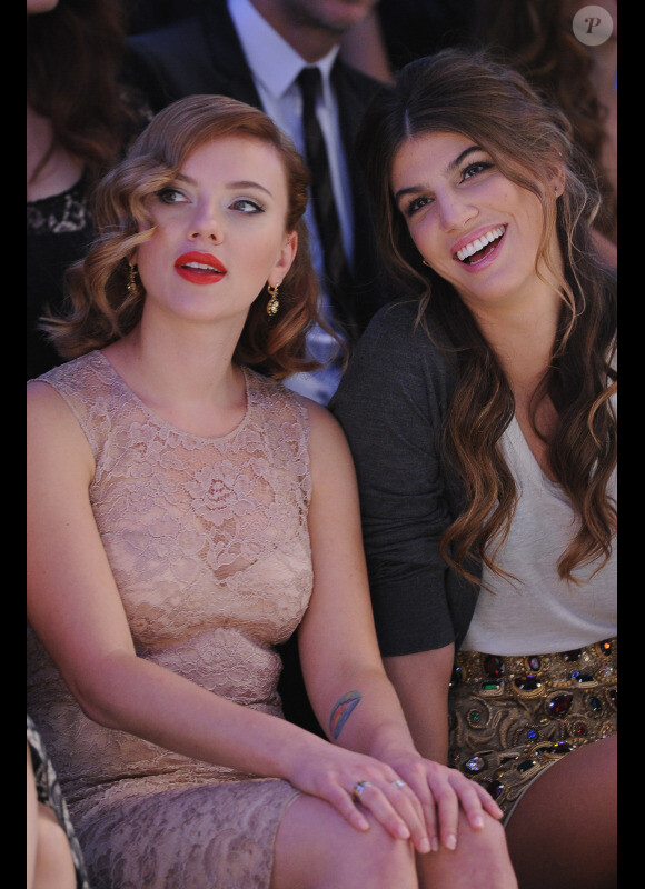 Scarlett Johansson et Bianca Brandolini d'Adda lors du défilé Dolce & Gabbana à Milan le 25/09/2011