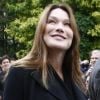 Le Président Nicolas Sarkozy et son épouse Carla Bruni-Sarkozy saluent les visiteurs venus découvrir le palais de l'Elysée ouvert à l'occasion des Journées européennes du patrimoine le 17 septembre 2011