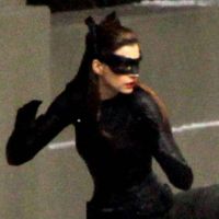 Anne Hathaway s'affiche féline et sexy en Catwoman face à l'imposant Batman