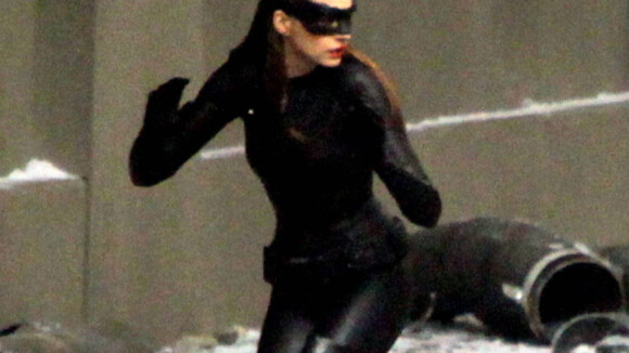 Anne Hathaway s'affiche féline et sexy en Catwoman face à l'imposant Batman