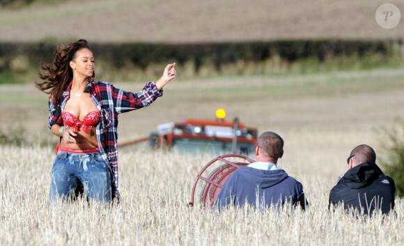 Rihanna en plein tournage dans les champs de Belfast pour son nouveau clip We Found Love, le 27 septembre 2011
