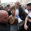 Rihanna harrange la foule à Belfast sur le tournage de son nouveau clip We Found Love, le 27 septembre 2011