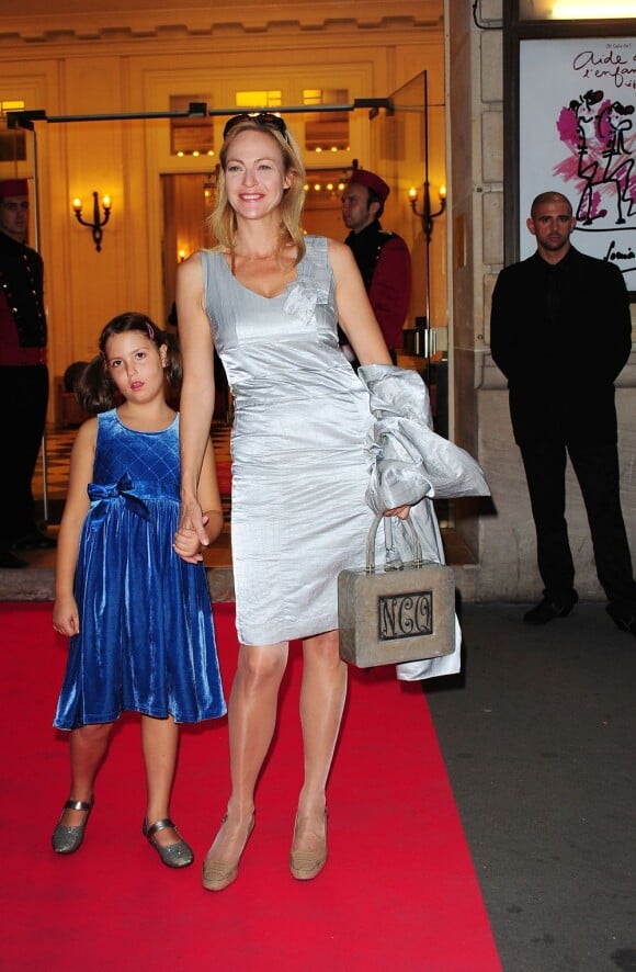 Alexandra Vandernoot et sa fille Julia lors du 26e gala de l'Aide à l'Enfant Réfugié à la salle Gaveau à Paris le 26 septembre 2011