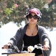 Vanessa Hudgens rentre de sa séance de yoga à vélo, mercredi 28 septembre, à Los Angeles.