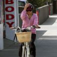 Vanessa Hudgens rentre de sa séance de yoga à vélo, mercredi 28 septembre, à Los Angeles.