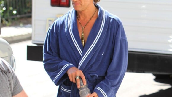 Matthew McConaughey en peignoir devant la sexy Riley Keough, toute rose
