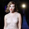 Avec une bouche rouge satinée, Scarlett Johansson fait carton plein à Milan.