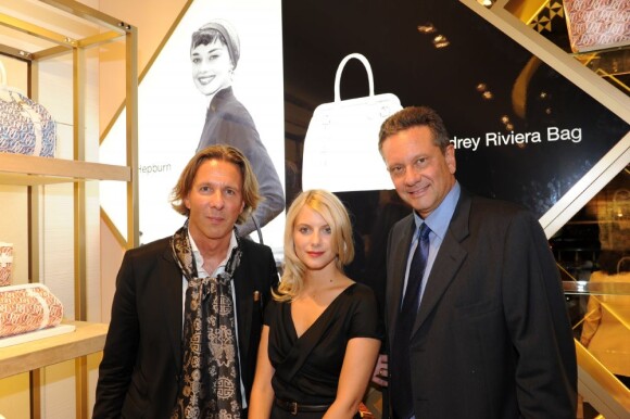 Mélanie Laurent, entourée d'Alain Crevet et Sean Hepburn lors de la soirée chez S.T. Dupont le 29 septembre 2011
