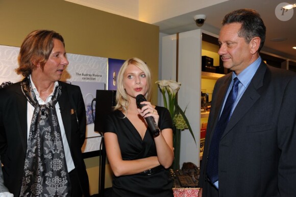 Mélanie Laurent, entourée de Sean Hepburn et Alain Crevet lors de la soirée chez S.T. Dupont le 29 septembre 2011