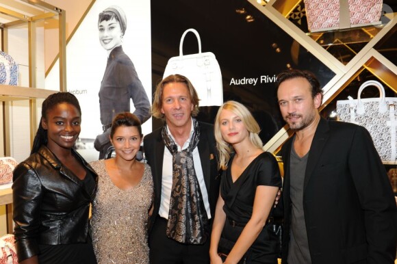 Emma de Caunes, Alain Crevet, Mélanie Laurent, Sean Hepburn et Aïssa Maïga lors de la soirée chez S.T. Dupont le 29 septembre 2011