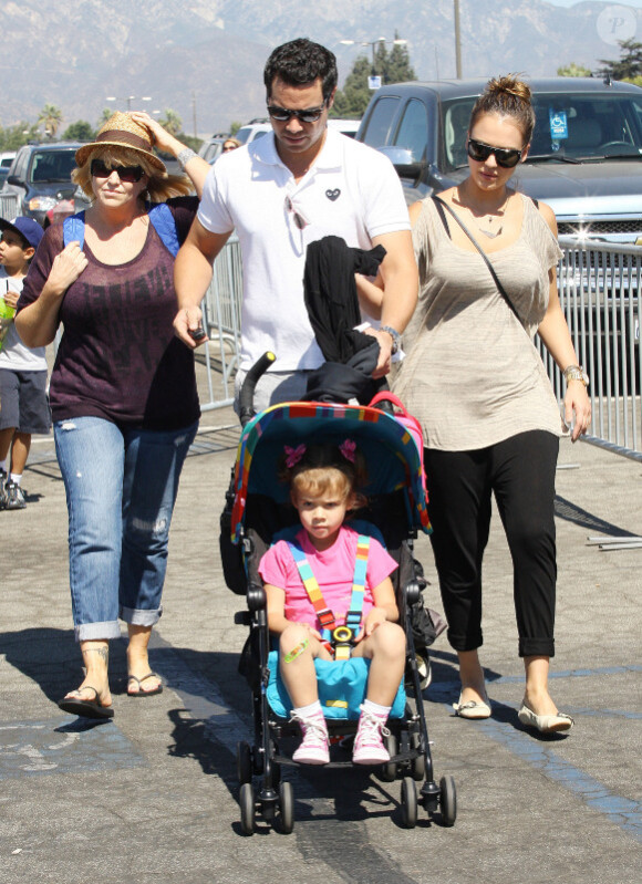 Jessica Alba, Cash Warren et leur petite Honor à Los Angeles le 1er octobre 2011, ont passé la journée dans un parc d'attraction de la ville
