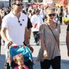 Jessica Alba, Cash Warren et leur petite Honor à Los Angeles le 1er octobre 2011, ont passé la journée dans un parc d'attraction de la ville