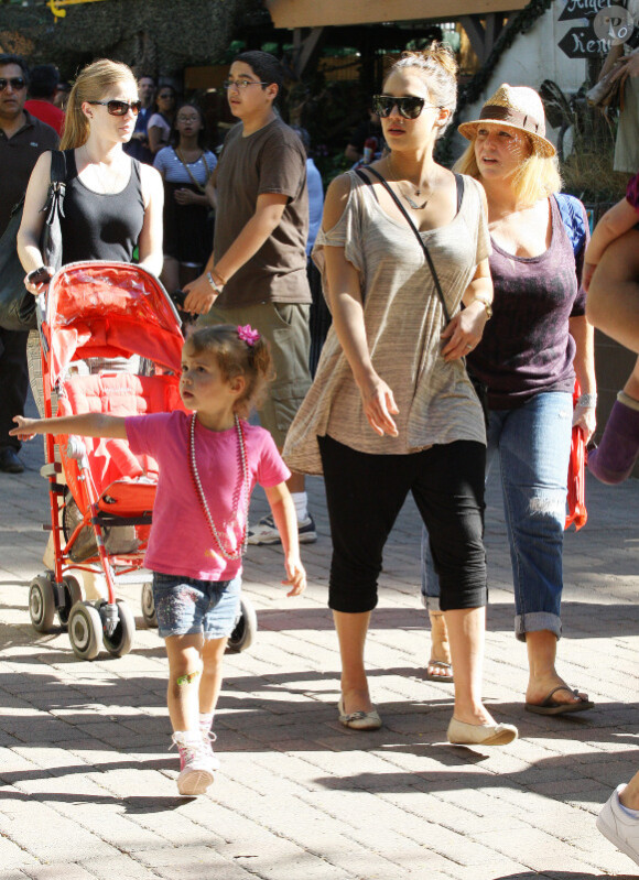Jessica Alba, Cash Warren et leur petite Honor à Los Angeles le 1er octobre 2011, ont passé la journée dans un parc d'attraction de la ville