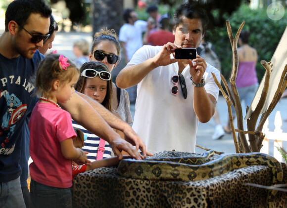 Cash Warren emerveillée par la prise de risque de sa fille de toucher un boa à Los Angeles le 1er octobre 2011, dans un parc d'attraction de la ville