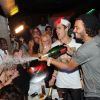 Daniel et Simon font la fête et aspergent les gens de champagne devant Sabrina au Duplex le 30 septembre 2011