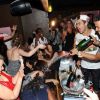 Daniel et Simon font la fête et aspergent les gens de champagne devant Sabrina au Duplex le 30 septembre 2011