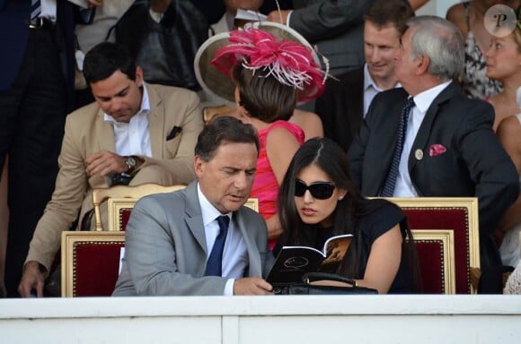Eric Besson et son épouse Yasmine.
L'édition 2011 du Qatar Prix de l'Arc de Triomphe a vu le sacre inattendu de la pouliche allemande Danedream, auteure du nouveau record de l'épreuve. Un scénario explosif auquel célébrités et turfistes ont assisté à Longchamp.